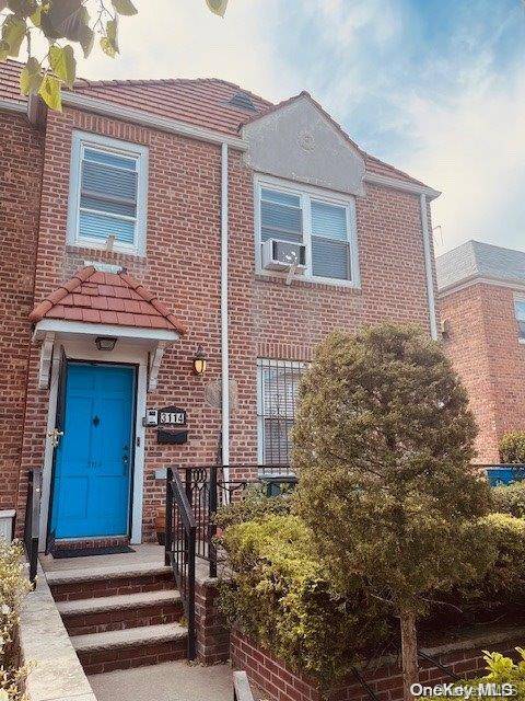 East Elmhurst, NY 11370,31-14 76th ST