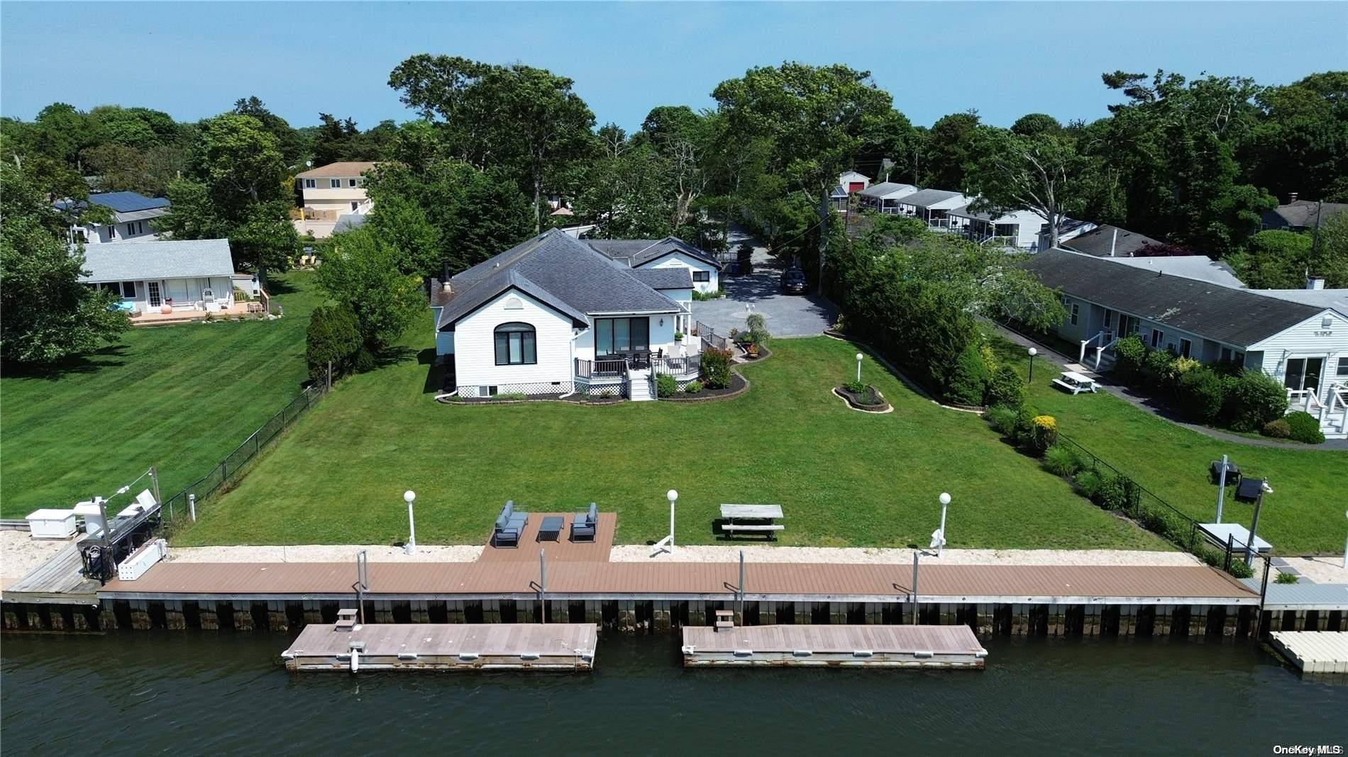 Hampton Bays, NY 11946,14C Penny LN