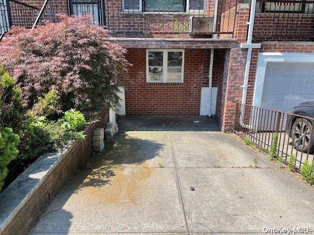 Middle Village, NY 11379,60-24 77th ST