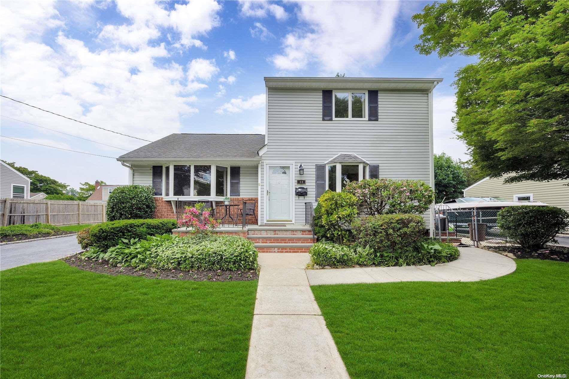 East Farmingdale, NY 11735,13 Dogwood ST