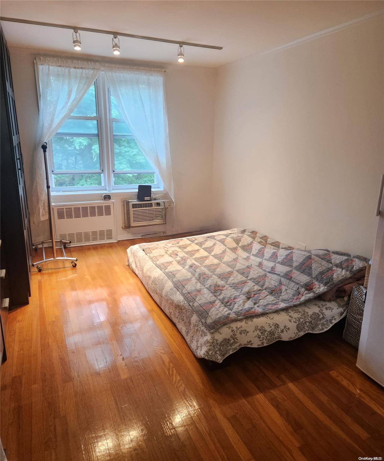 Douglaston, NY 11362,241-20 Northern BLVD #2H