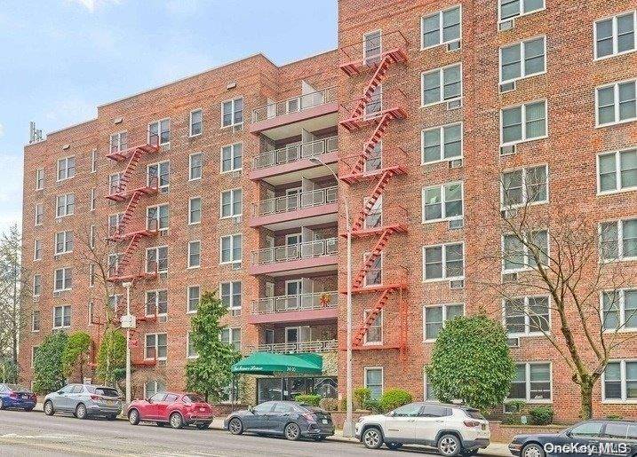 Douglaston, NY 11362,241-20 Northern BLVD #2H