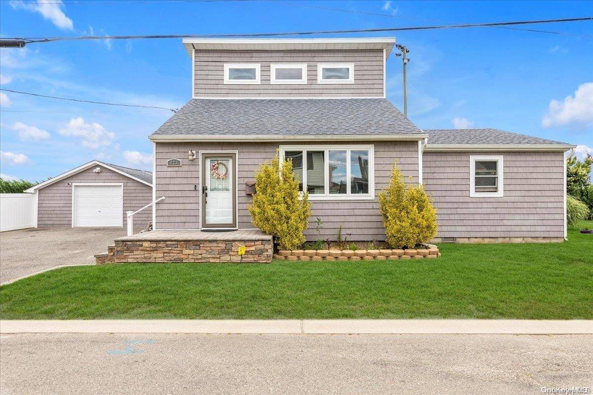 Lindenhurst, NY 11757,823 S Bay ST