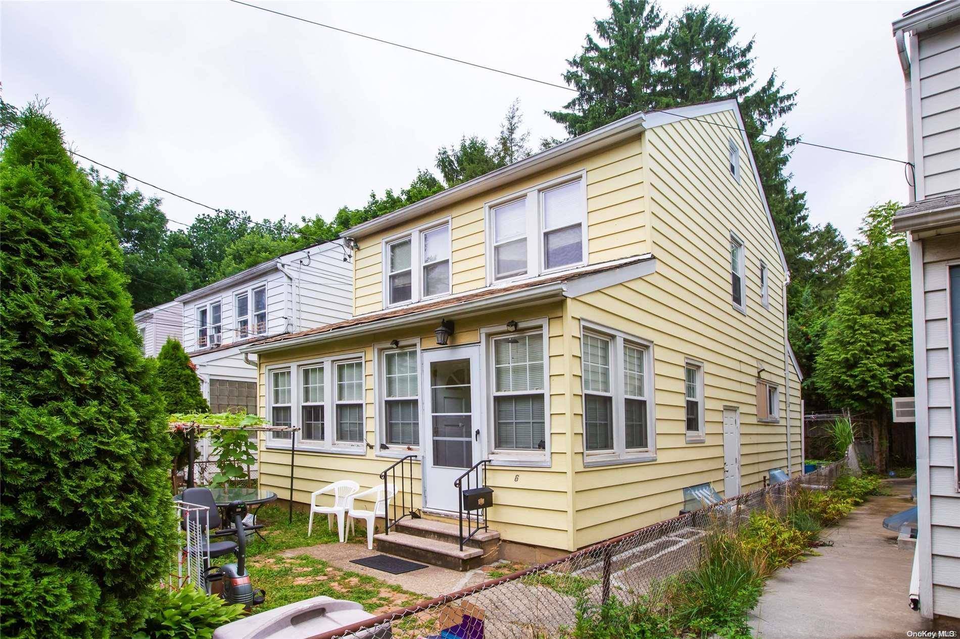 Great Neck, NY 11021,6 Walnut PL