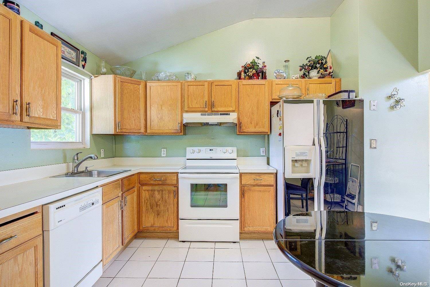 West Babylon, NY 11704,1203 Little East Neck RD