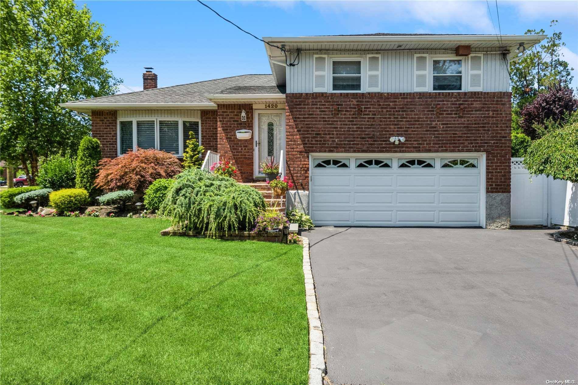 Wantagh, NY 11793,1420 Oakfield AVE