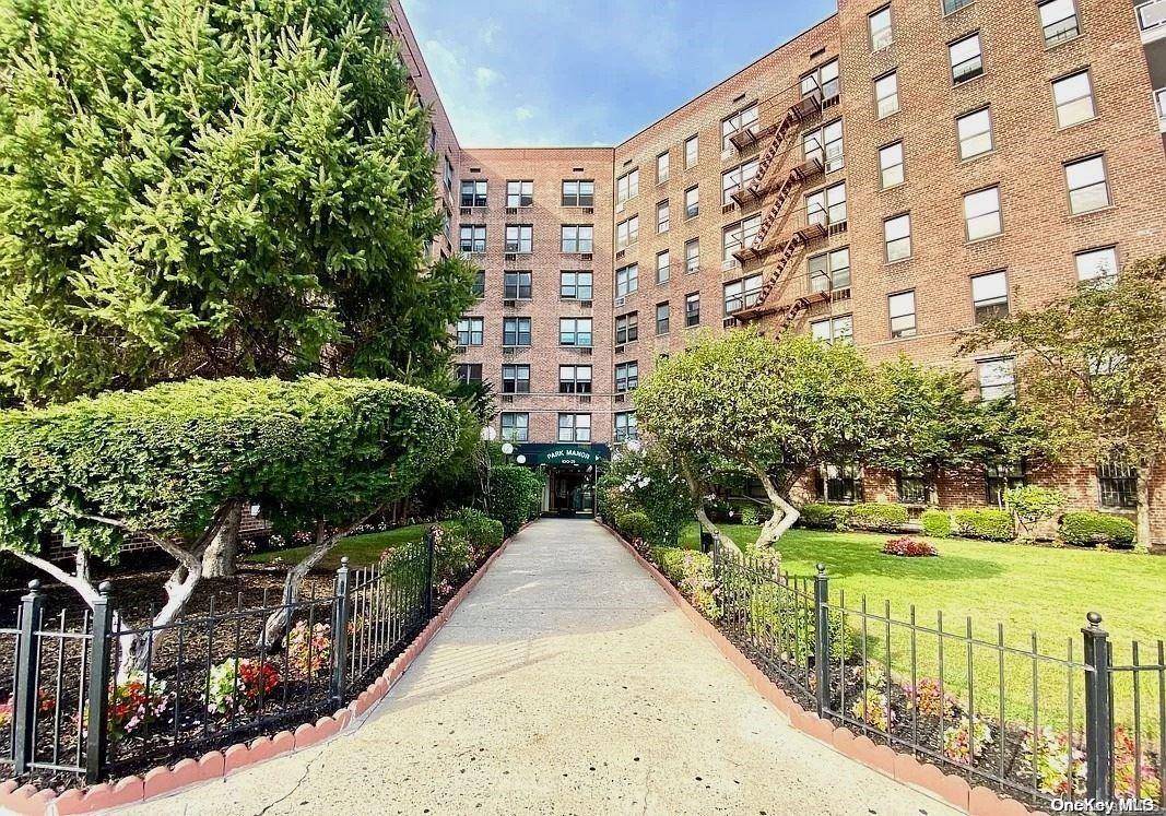 Forest Hills, NY 11375,100-25 Queens BLVD #4BB