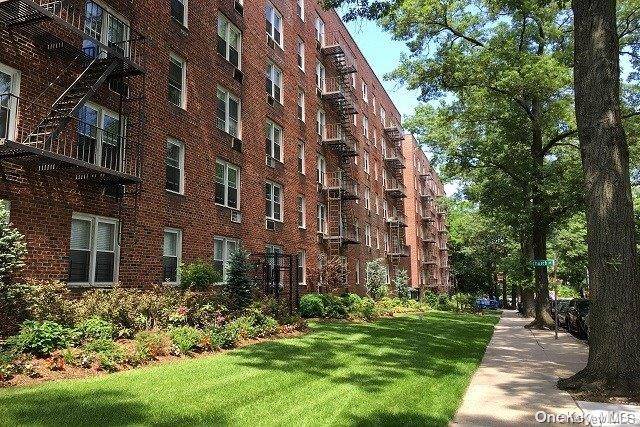 Douglaston, NY 11363,43-60 Douglaston Pkwy #518