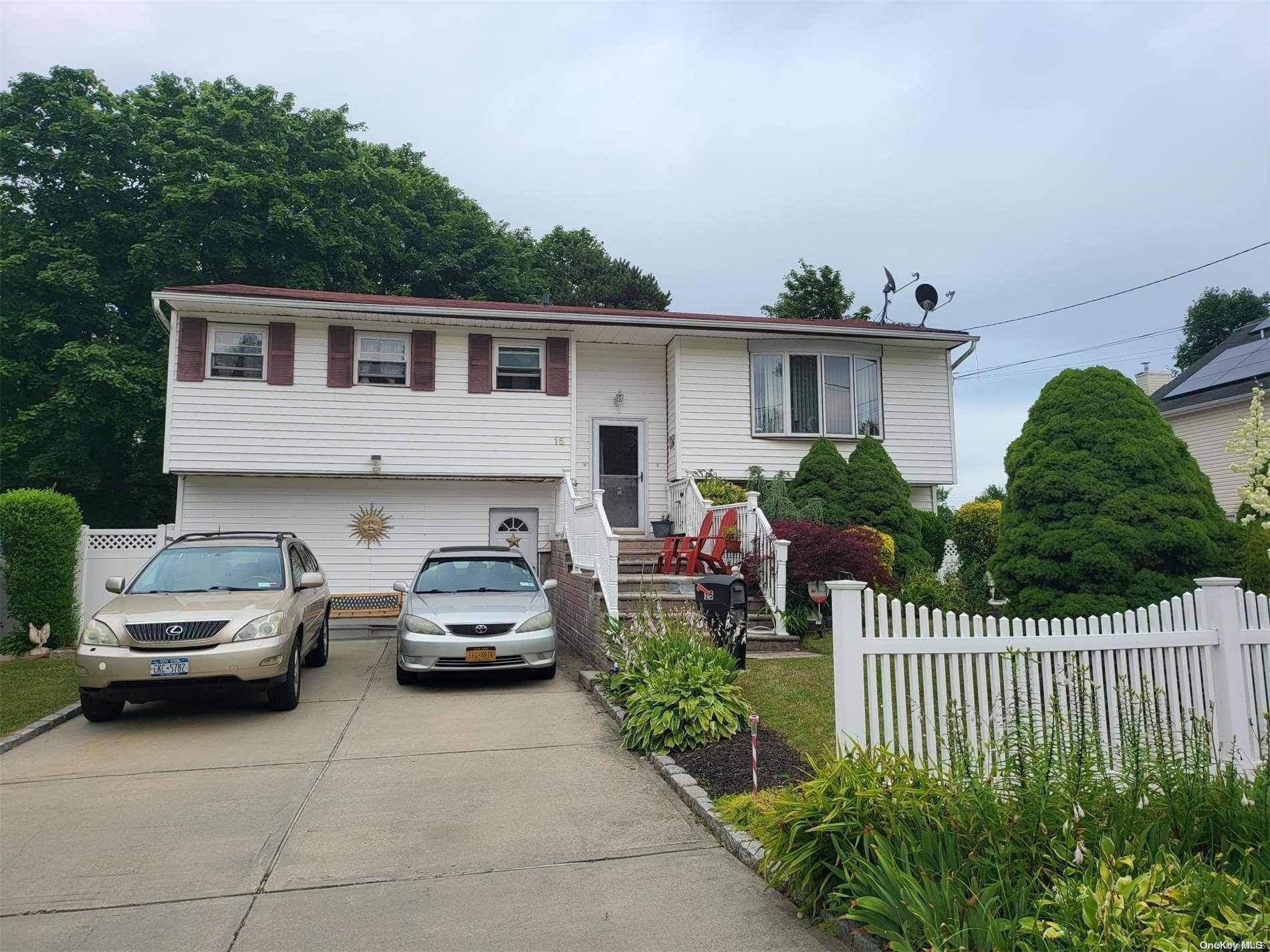 Bay Shore, NY 11706,15 Abbey LN