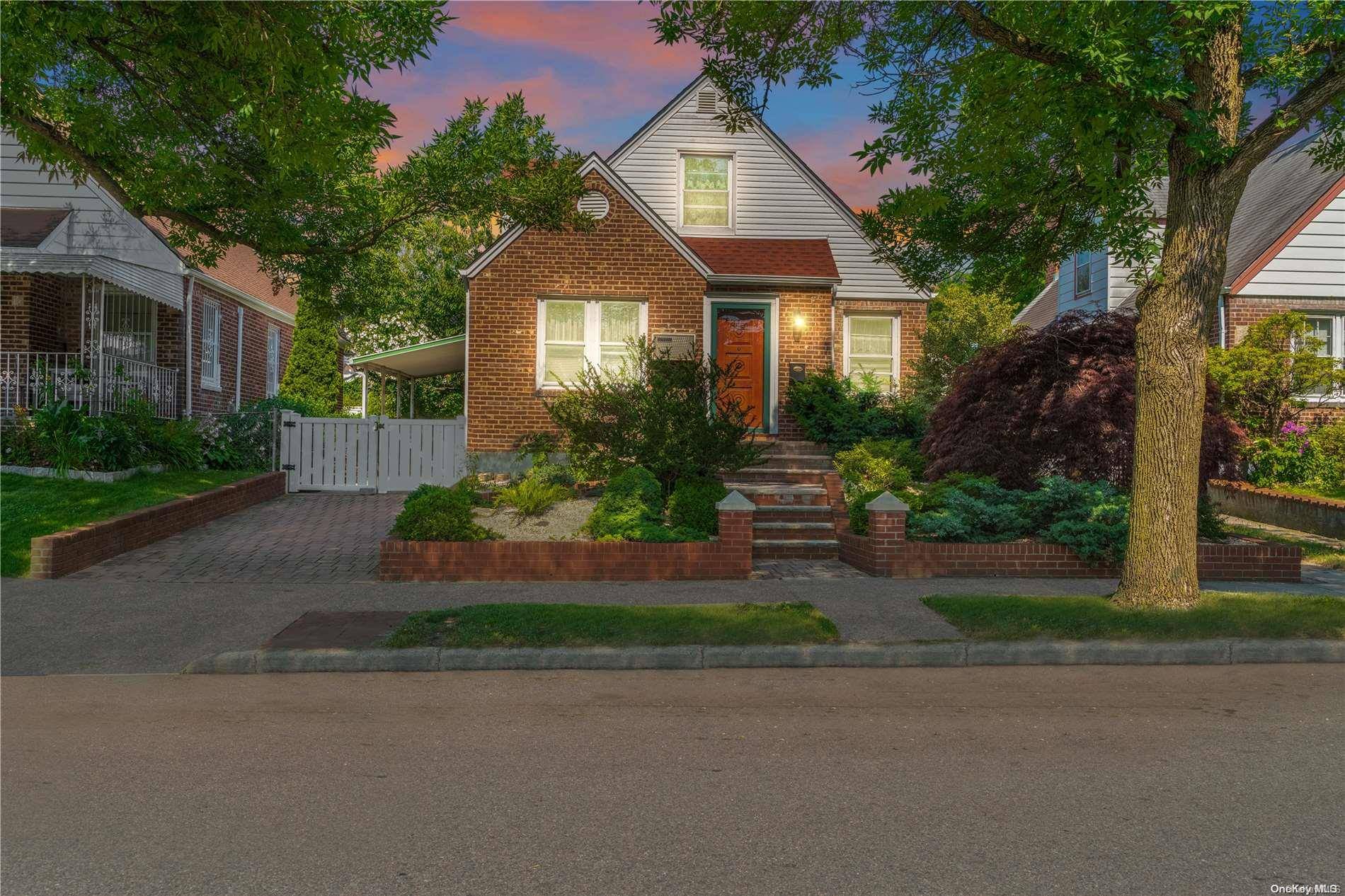 Floral Park, NY 11001,85-01 256th ST