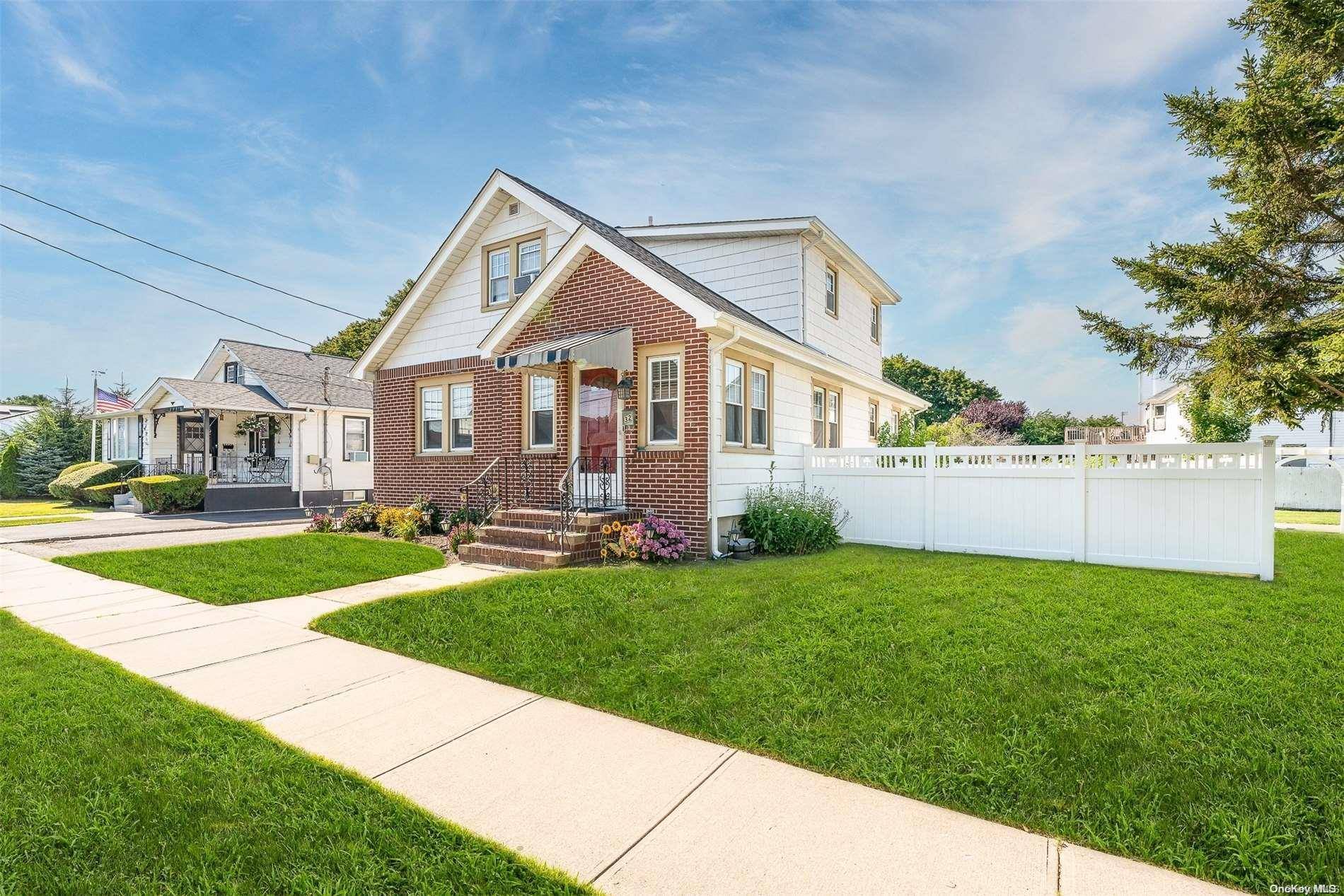 Lindenhurst, NY 11757,32 Herbert AVE