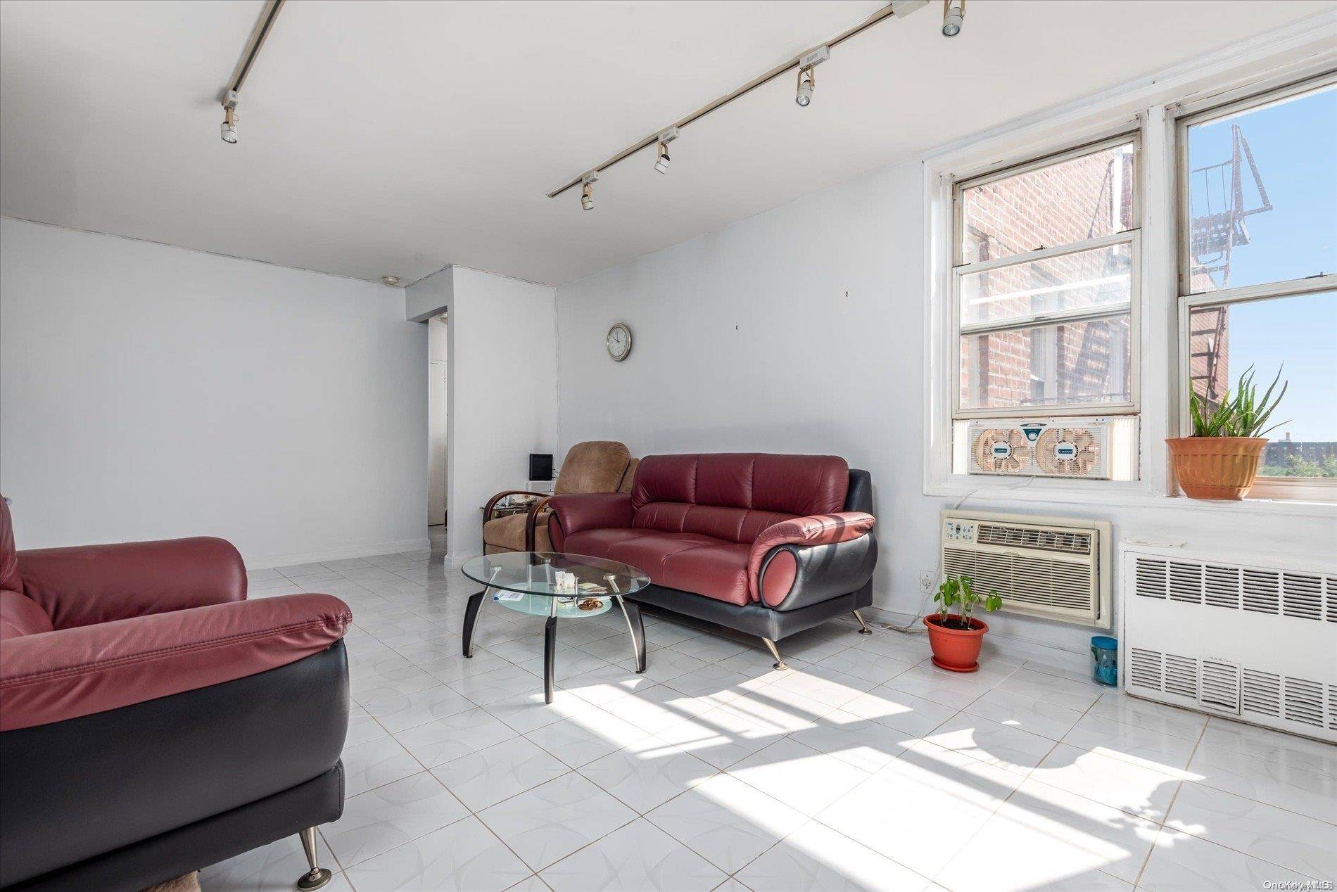 Brooklyn, NY 11223,735 Avenue W #6J