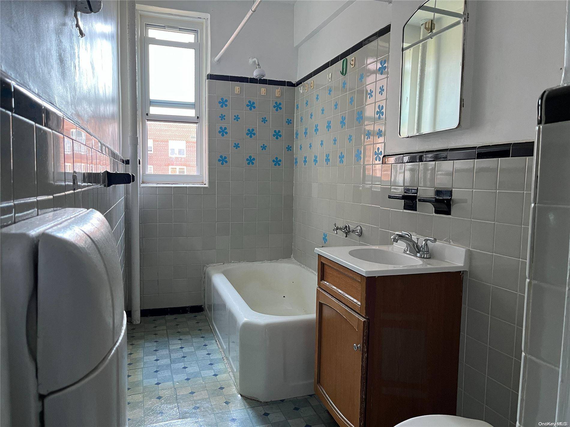 Jackson Heights, NY 11372,88-09 35th Avenue #5R