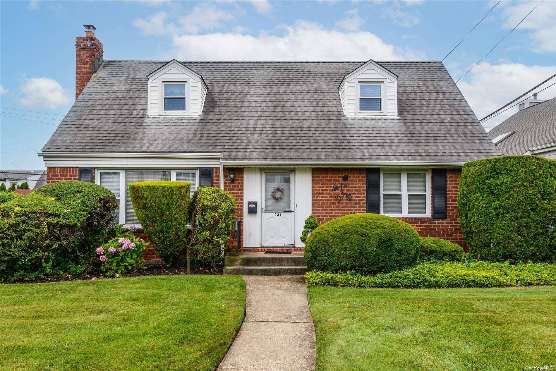 New Hyde Park, NY 11040,121 Claudy LN