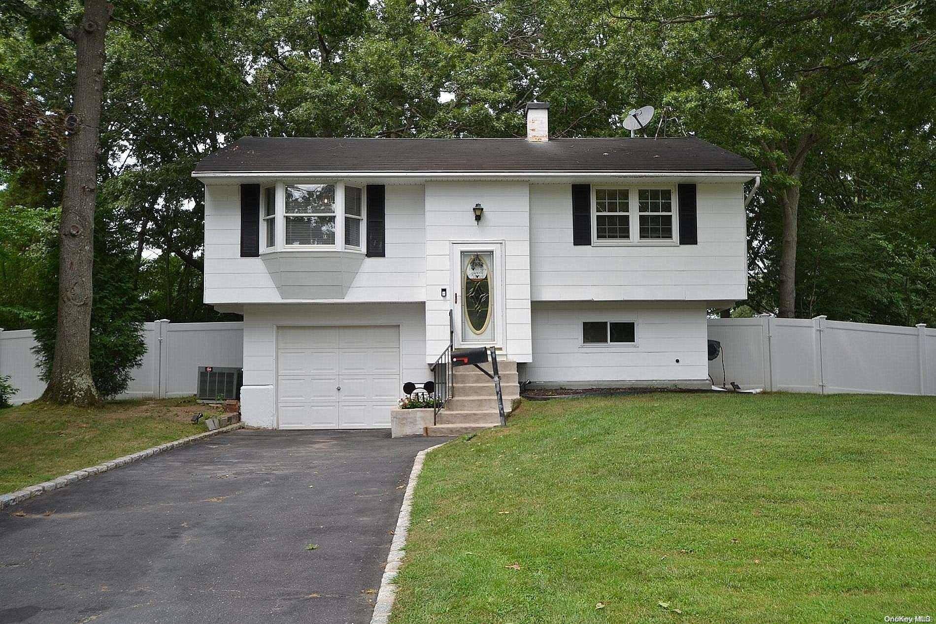 South Setauket, NY 11720,11 Trapper LN