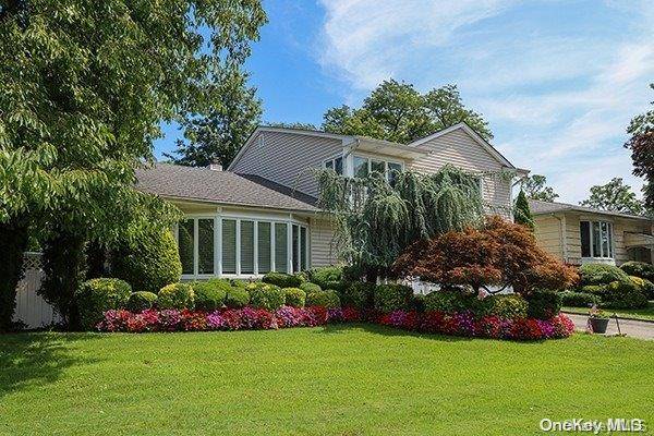 Manhasset Hills, NY 11040,27 Brookfield RD