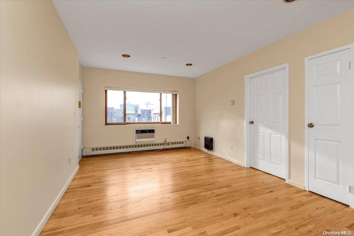 Kew Gardens, NY 11415,118-82 Metropolitan AVE #7A