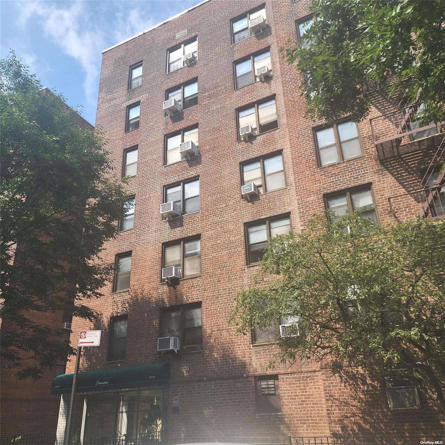 Jackson Heights, NY 11372,33-06 92 St #4W