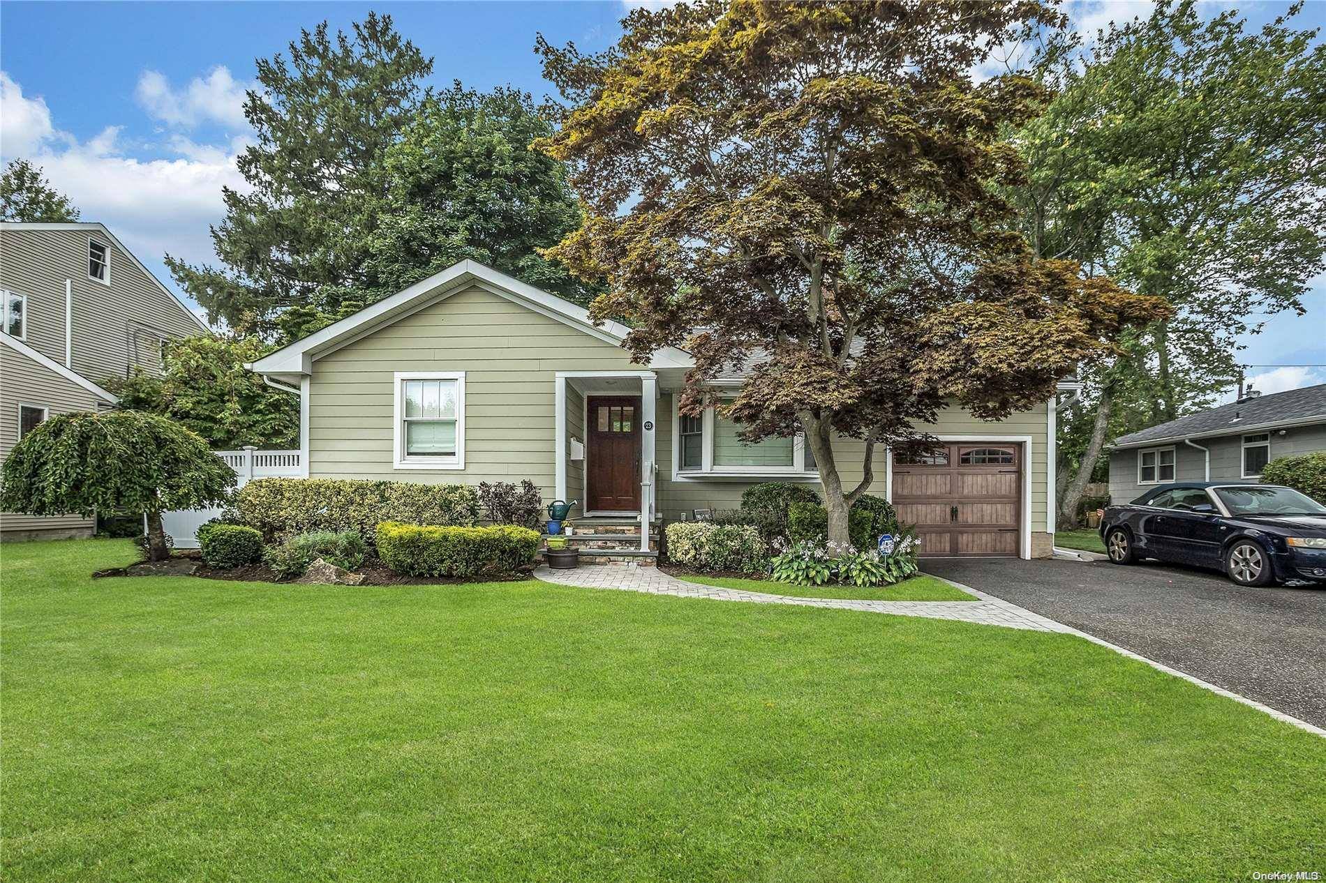 Syosset, NY 11791,23 Greenvale LN