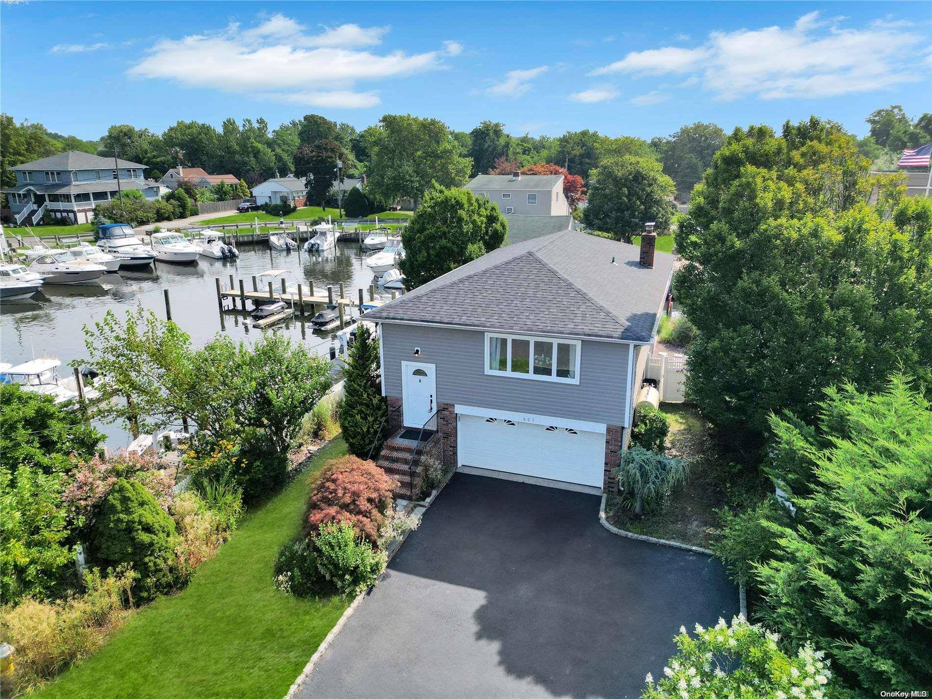 West Islip, NY 11795,805 W Bay DR