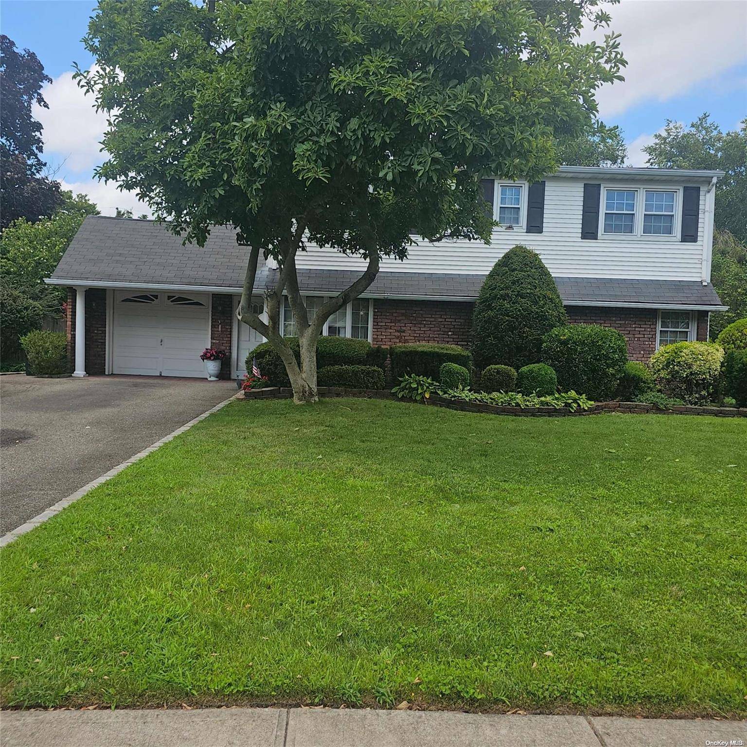 Westbury, NY 11590,16 Pinecone LN