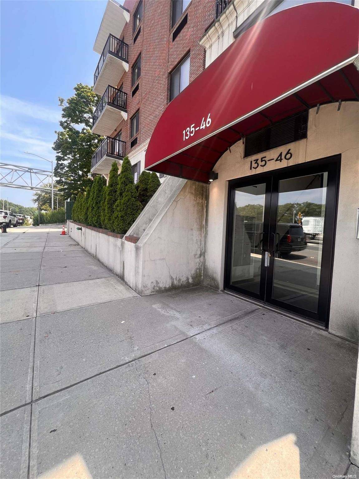 Jamaica, NY 11435,135-46 Grand Central Pkwy