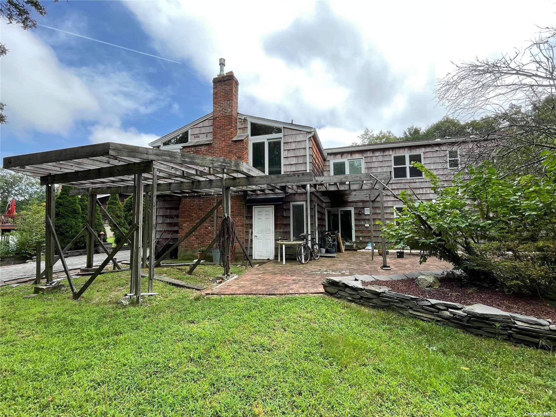 Smithtown, NY 11787,63 Woodland LN