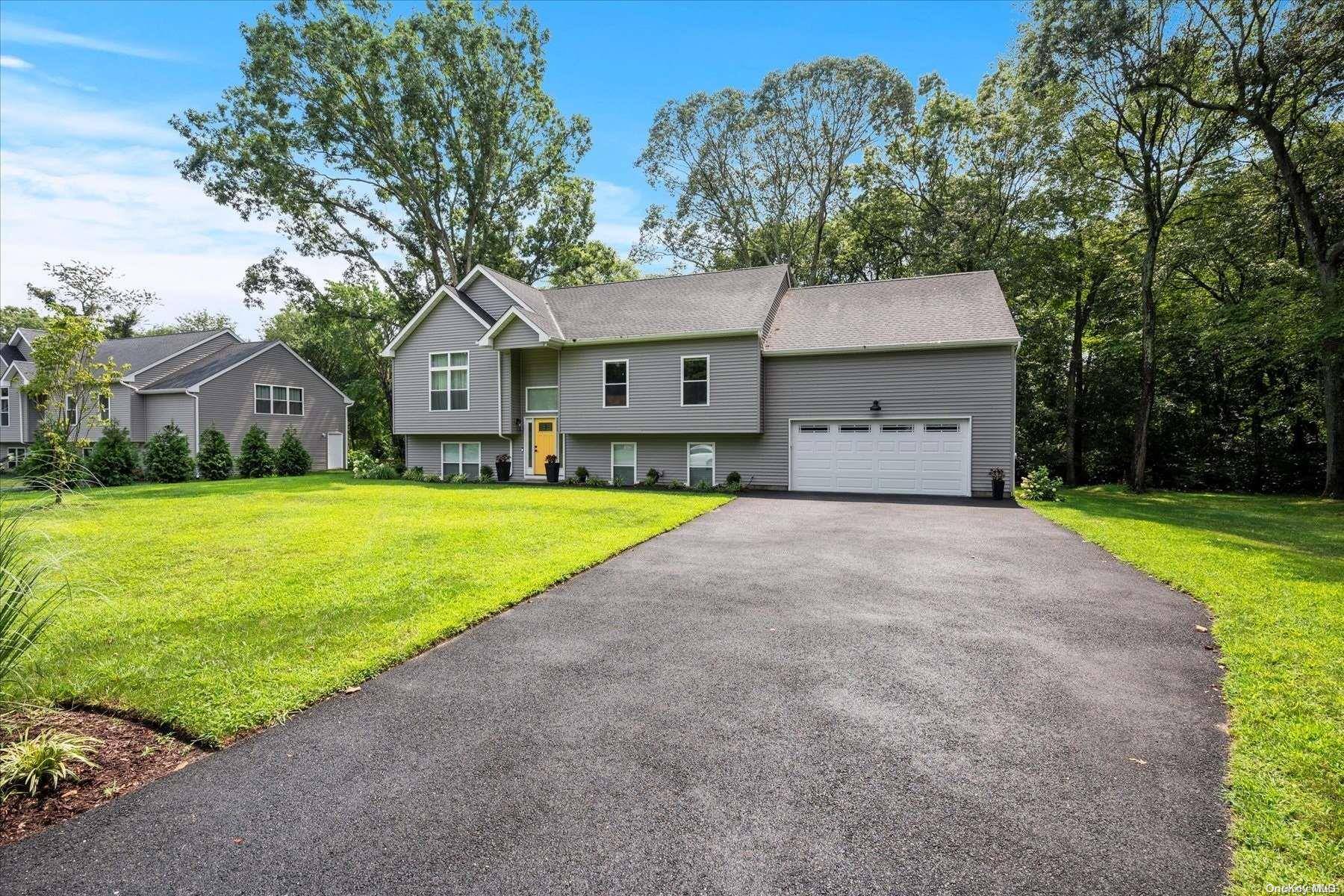 Riverhead, NY 11901,153 Fox Run LN