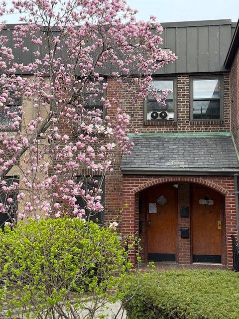 East Elmhurst, NY 11370,77-15 Ditmars BLVD #2A