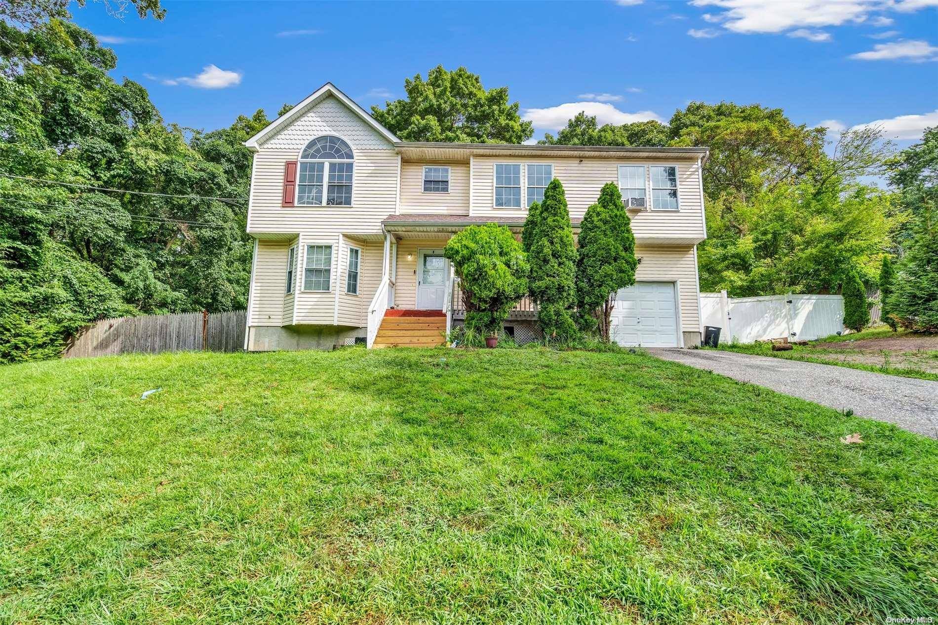 Medford, NY 11763,15a Carr LN