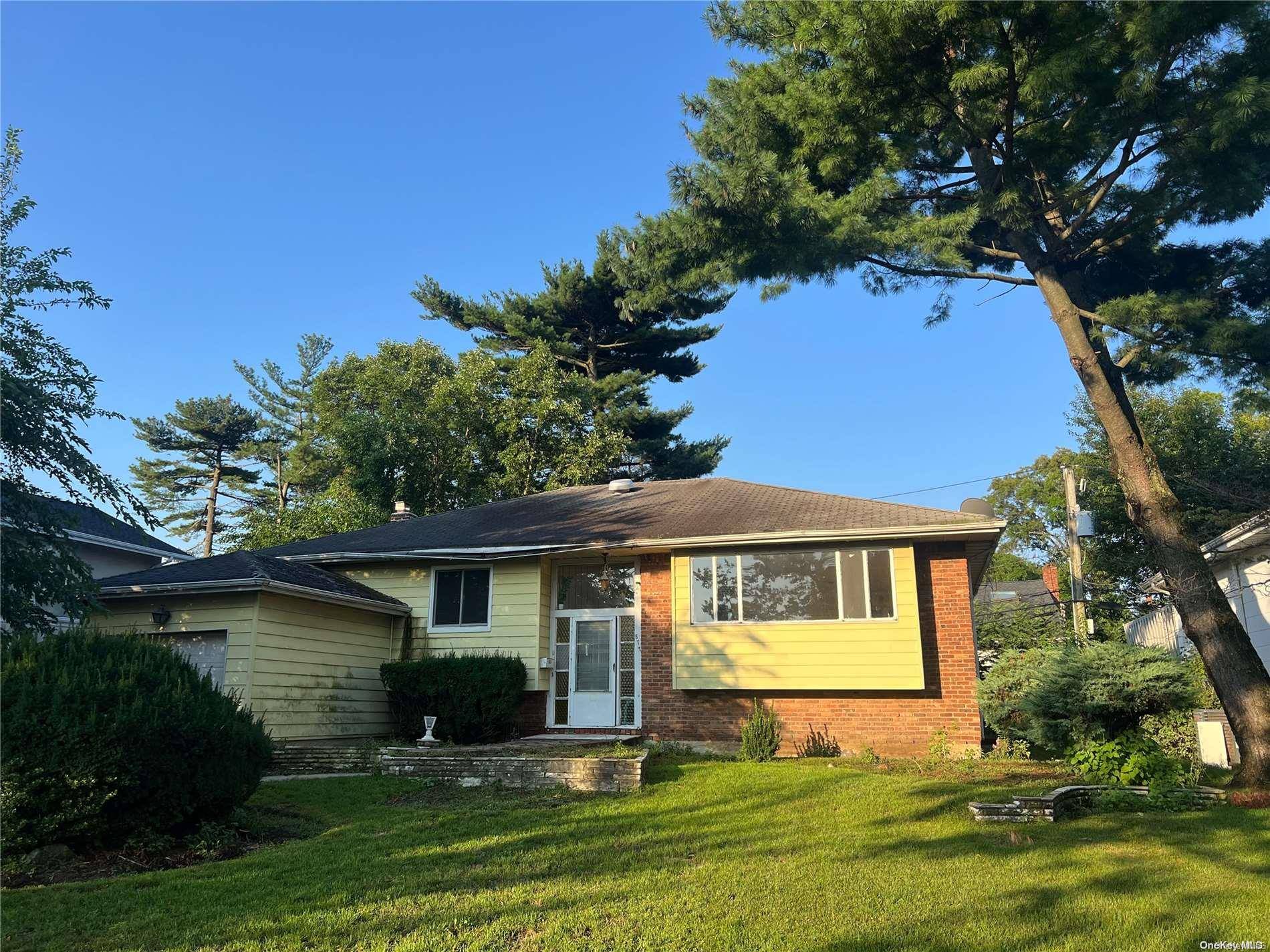 North Woodmere, NY 11581,877 Kilmer LN