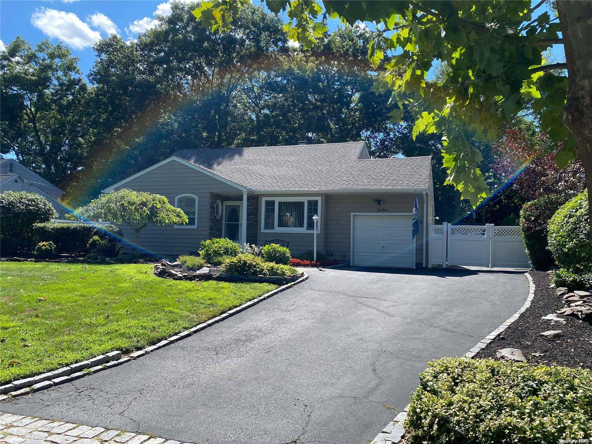 Smithtown, NY 11787,12 Sybil PL