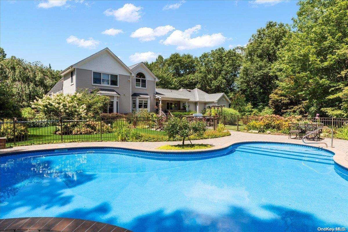 Dix Hills, NY 11746,80 Deforest RD