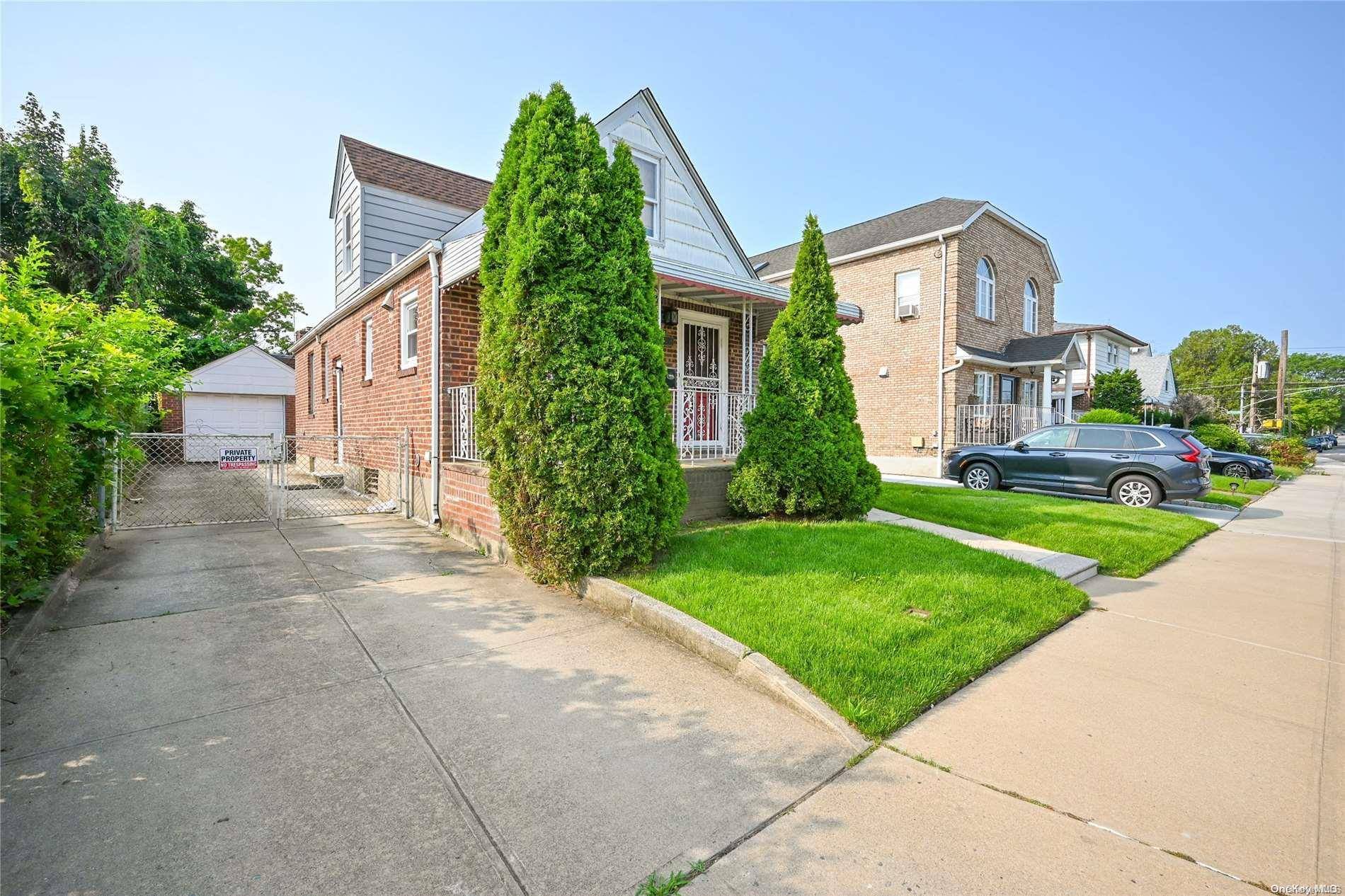 Floral Park, NY 11001,255-16 85 AVE