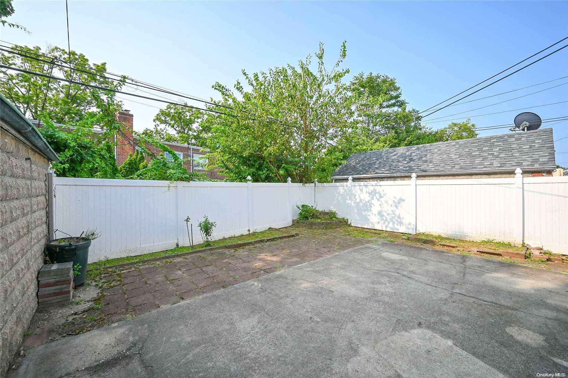 Floral Park, NY 11001,255-16 85 AVE