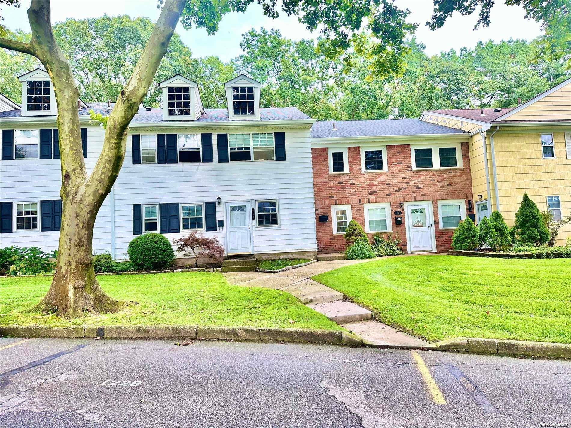 Hauppauge, NY 11749,716 Towne House #716