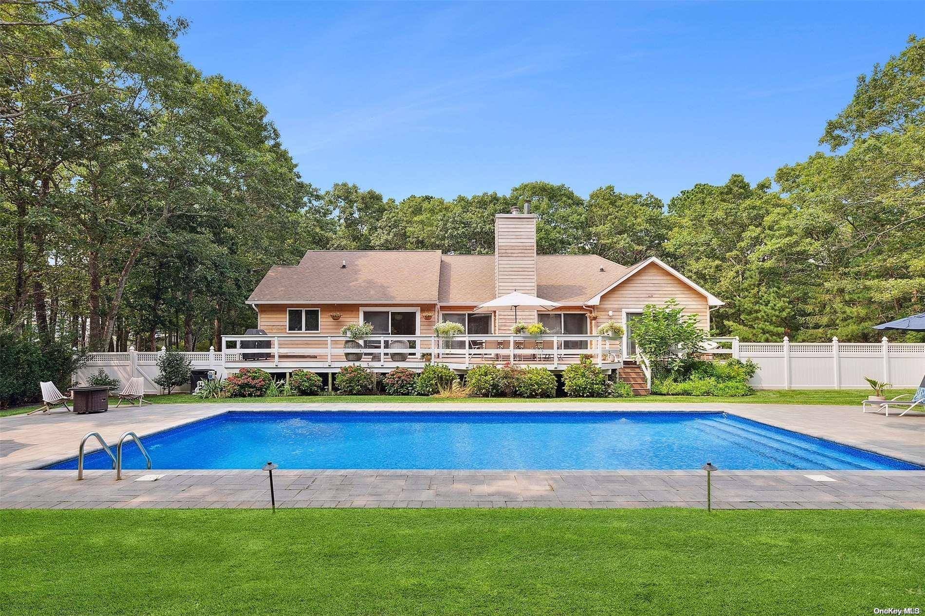 Hampton Bays, NY 11946,2 Douglas CT