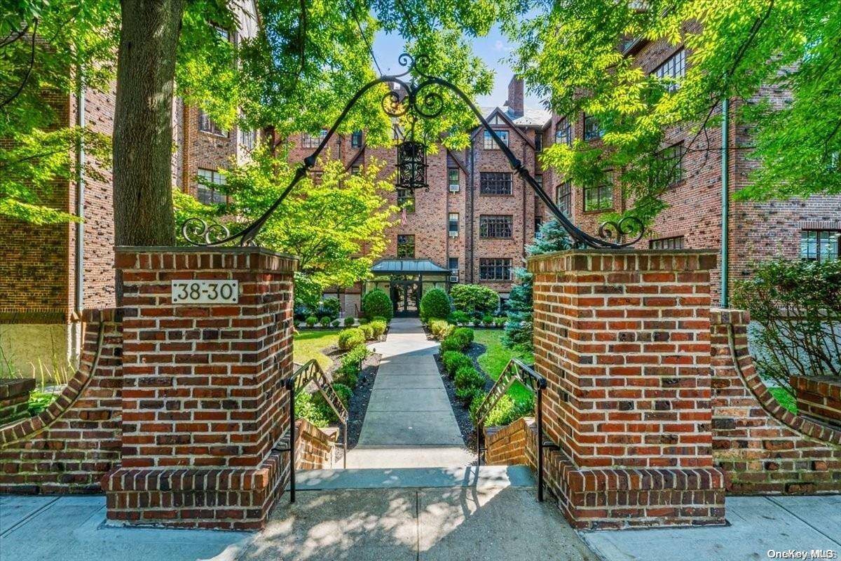 Douglaston, NY 11363,38-30 Douglaston Pkwy #2G