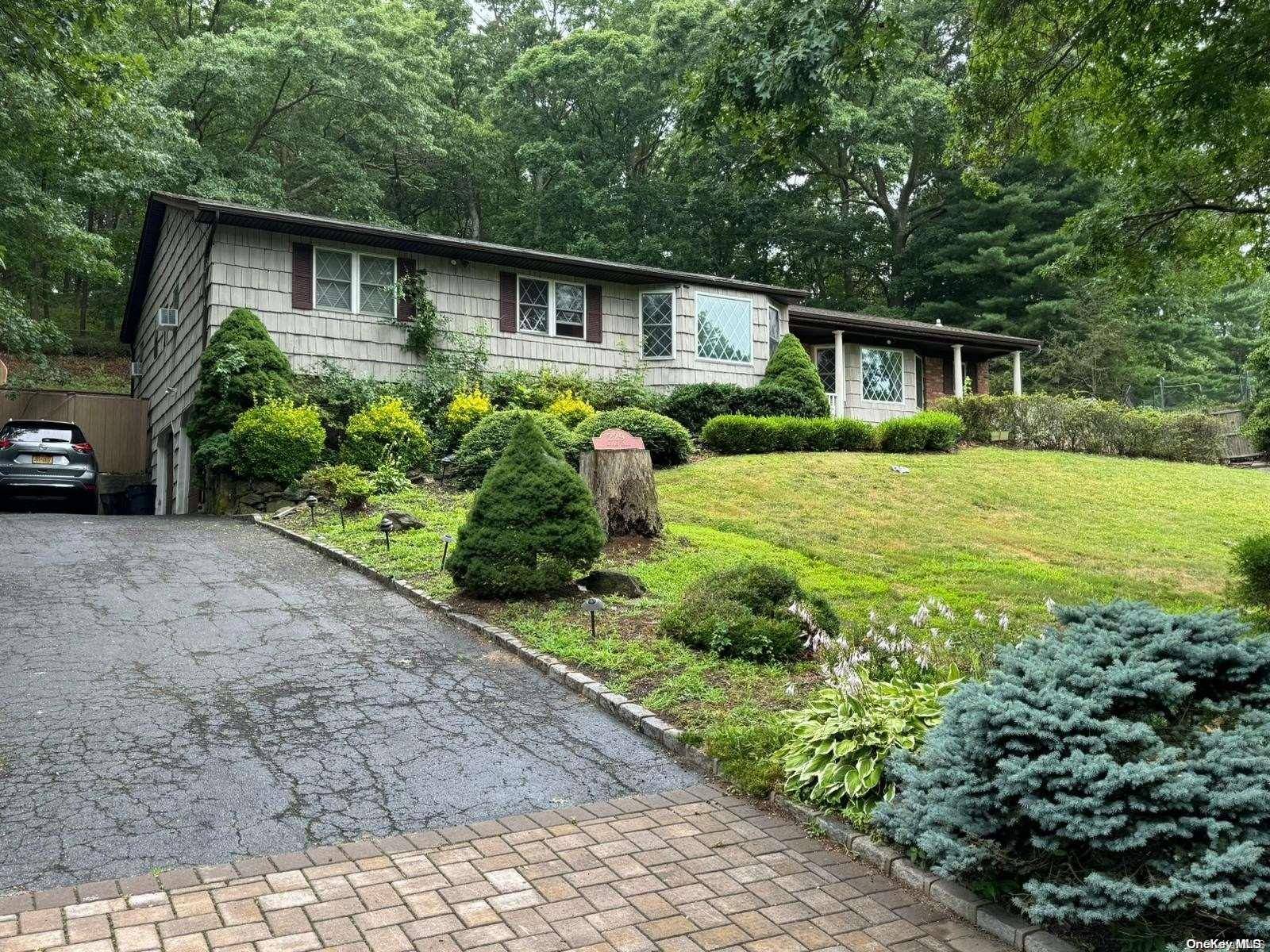 Dix Hills, NY 11746,229 Burrs LN