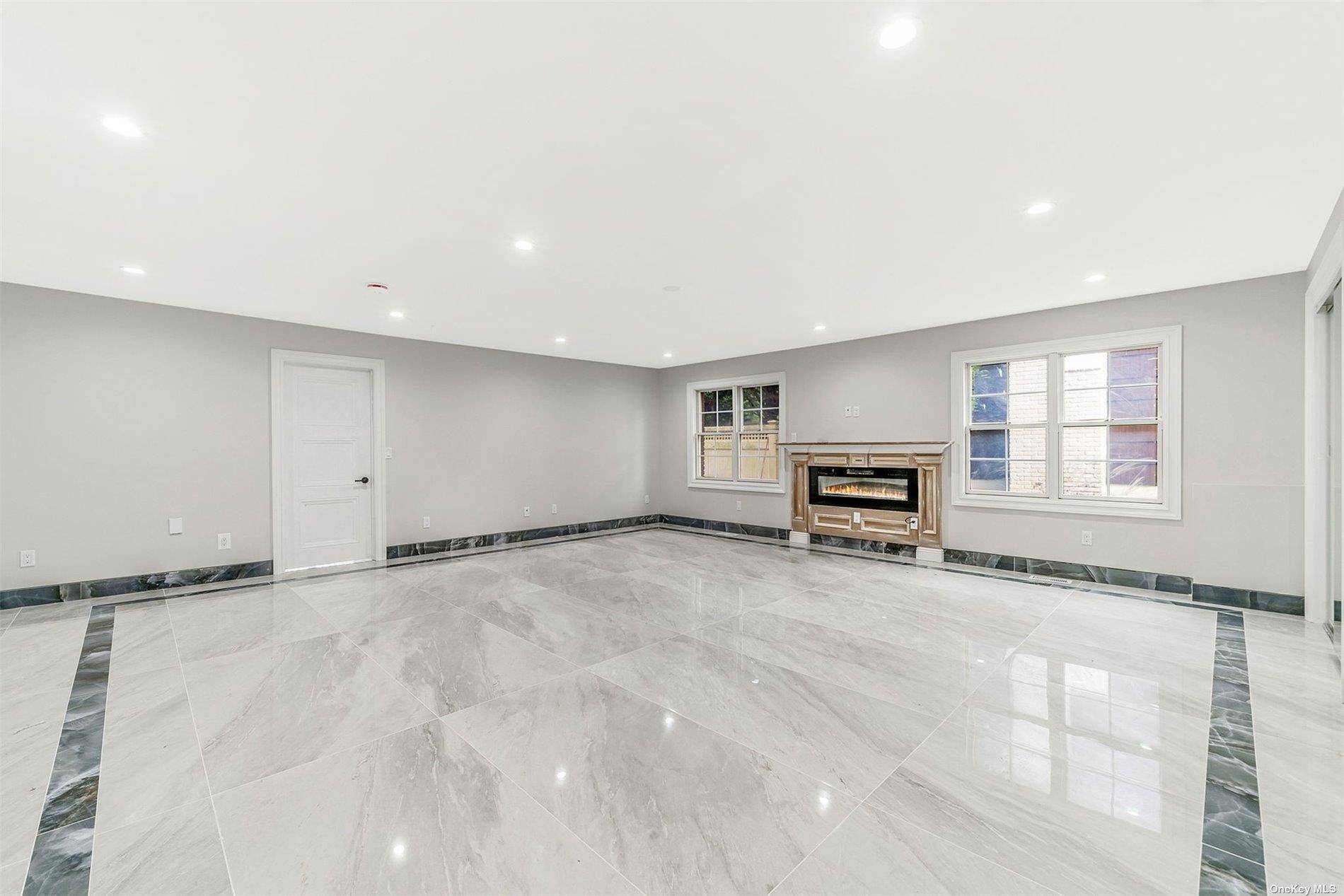 Albertson, NY 11507,22 Solar LN