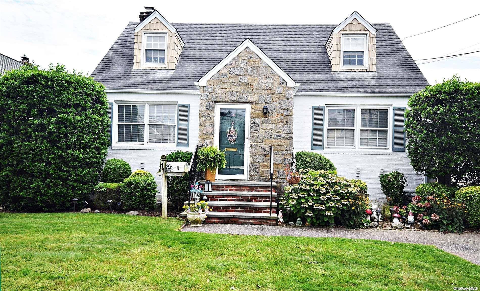 Lynbrook, NY 11563,11 Dorothy PL