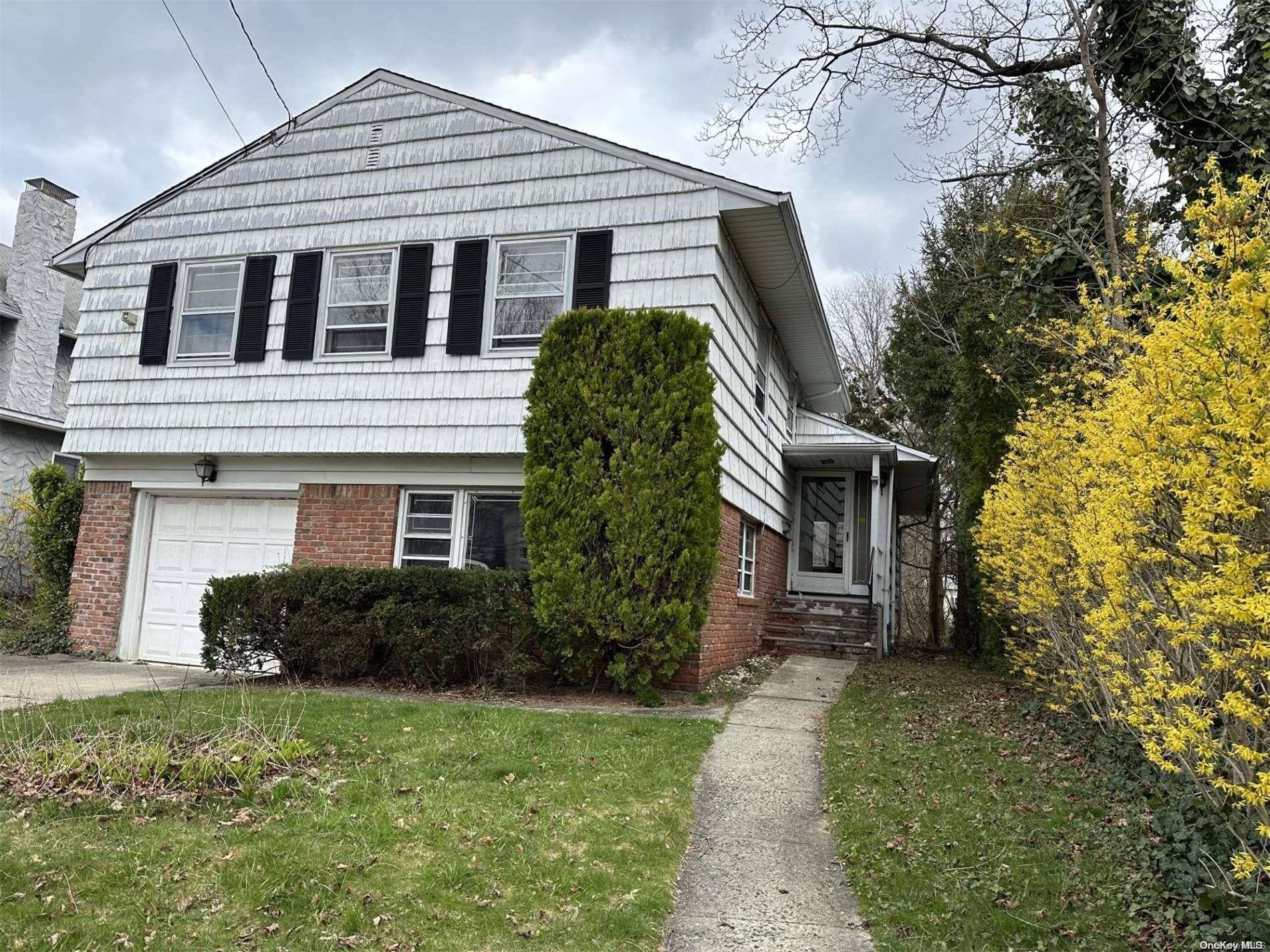 Great Neck, NY 11023,105 Maple ST