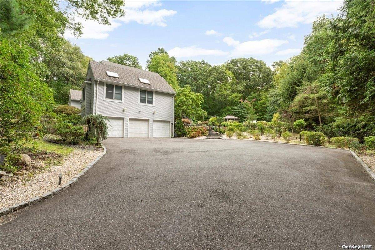 South Huntington, NY 11746,10 Woodstone CT