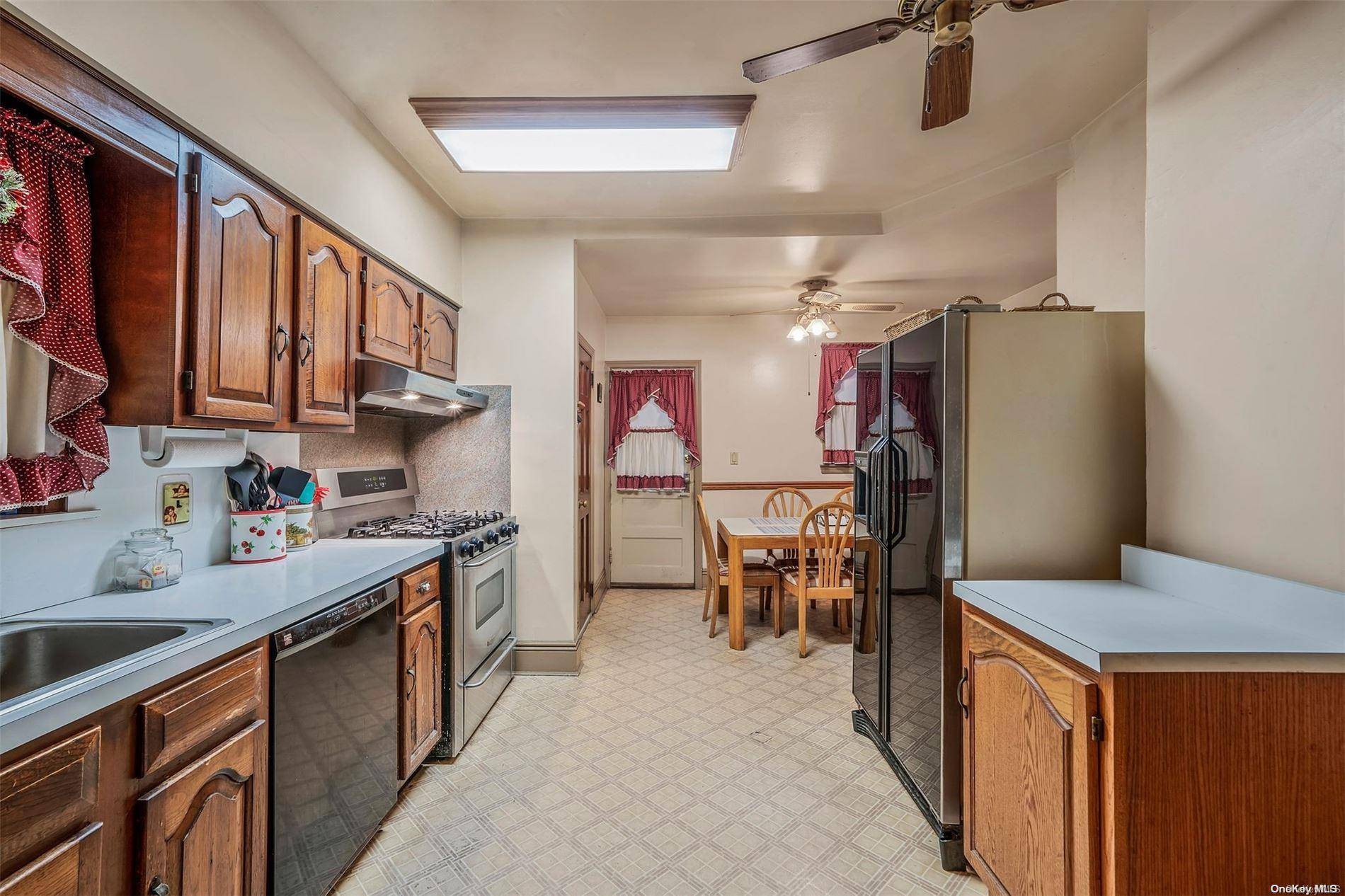 Lynbrook, NY 11563,266 Earle AVE