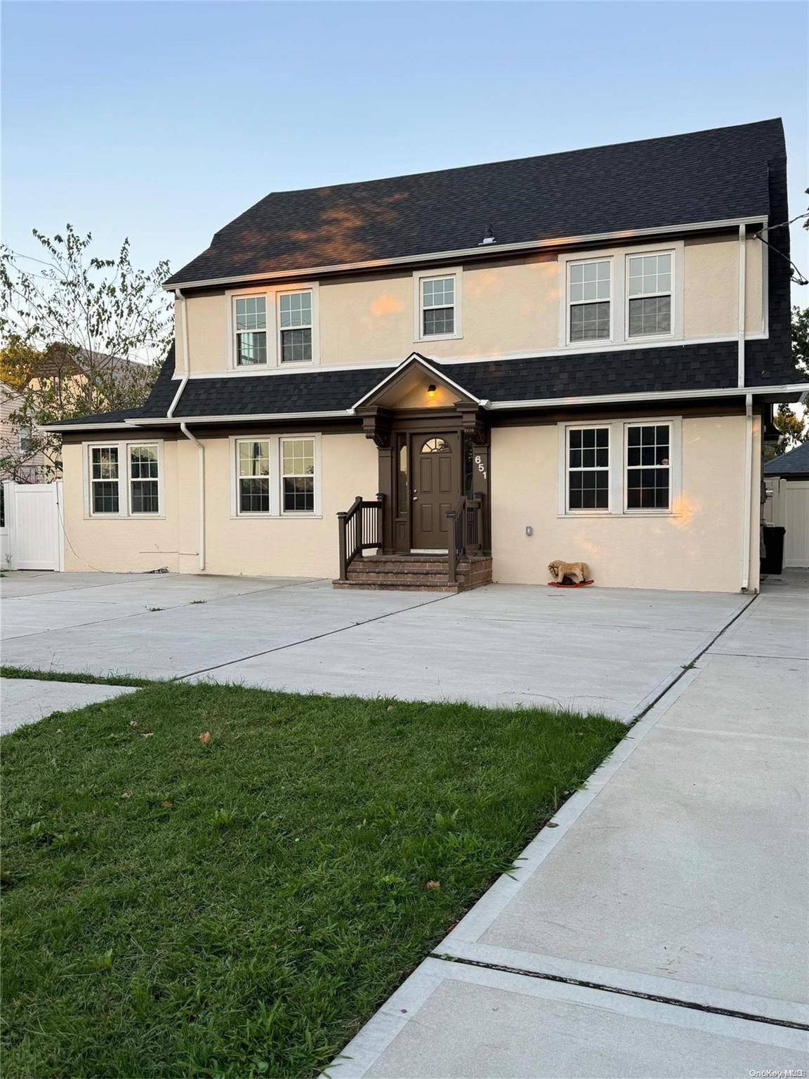 Cedarhurst, NY 11516,651 W Broadway