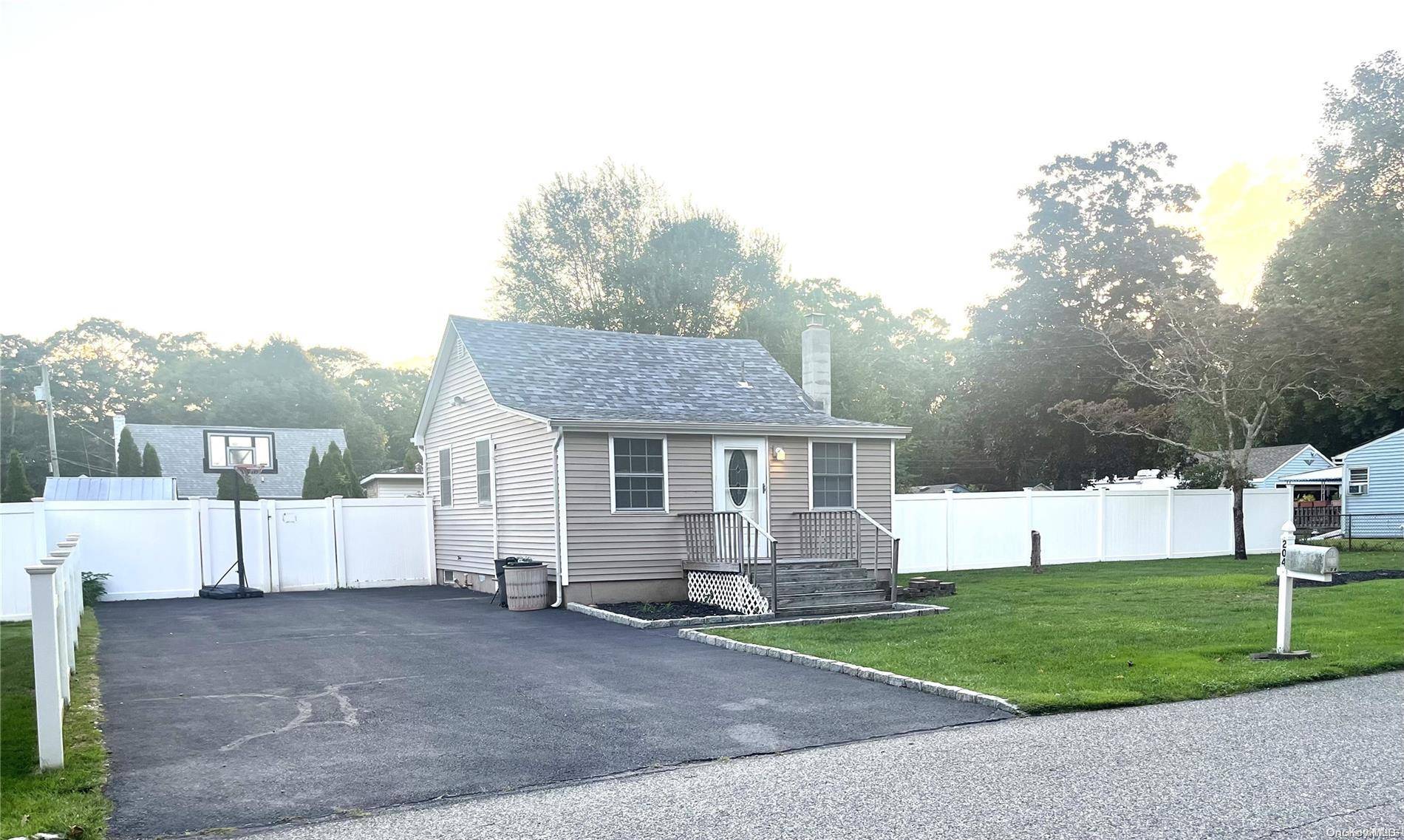 Mastic Beach, NY 11951,204 Whittier DR