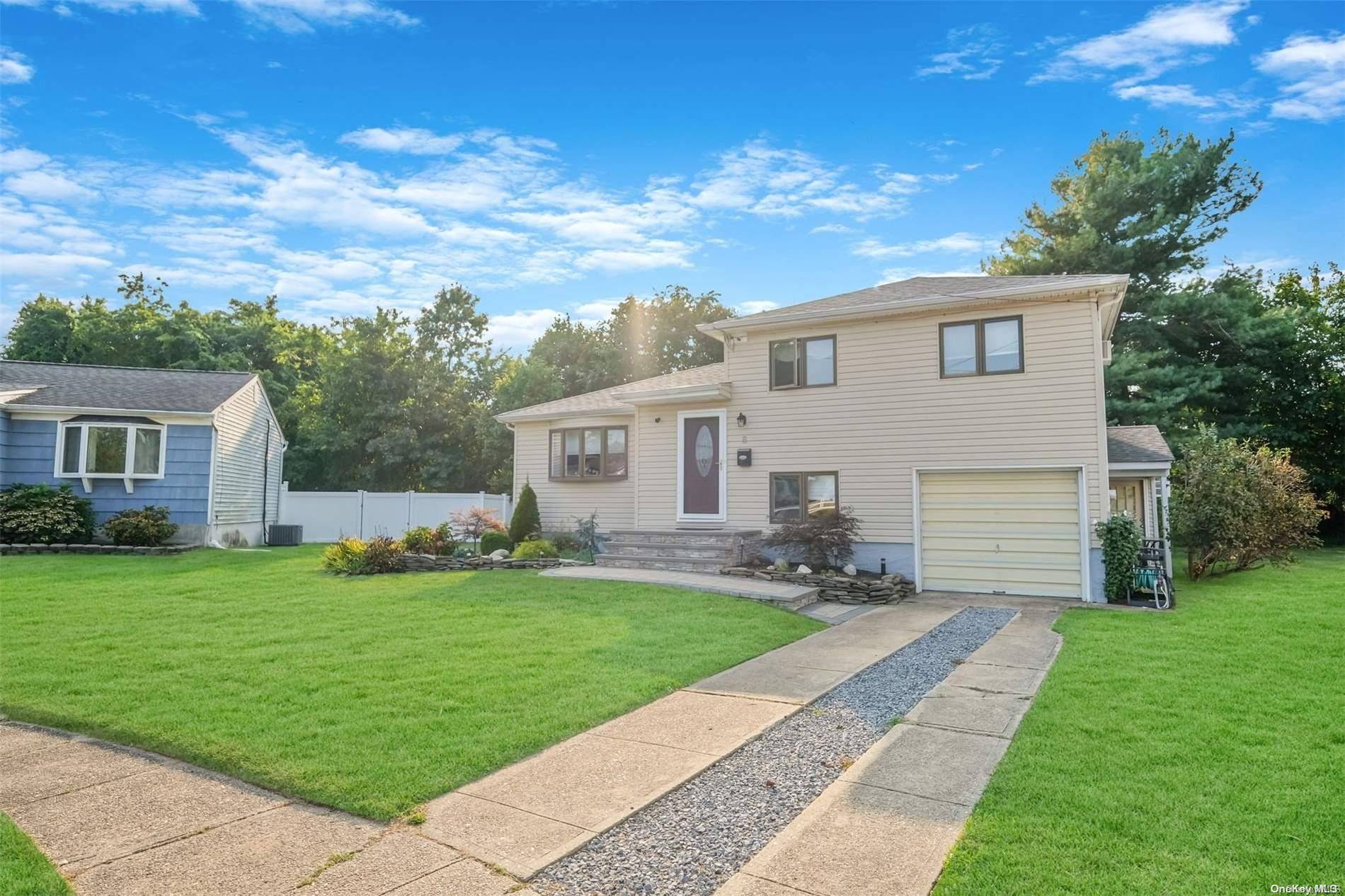 Massapequa Park, NY 11762,8 Floyd LN