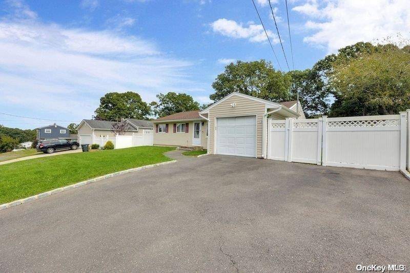 Selden, NY 11784,49 Janice LN