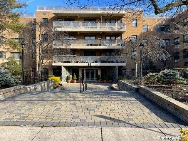 Great Neck, NY 11021,25 Park PL #1G