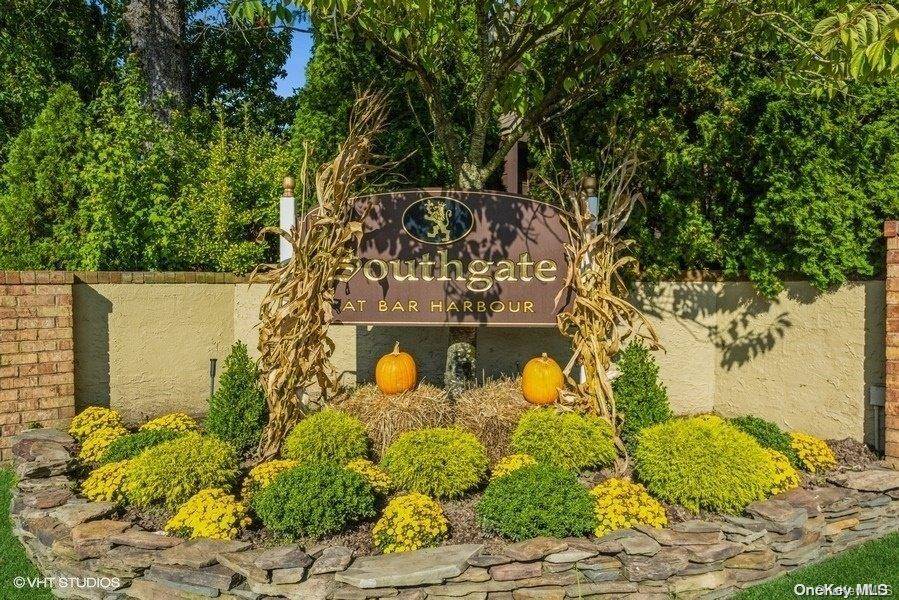 Massapequa Park, NY 11762,109 Southgate DR #109